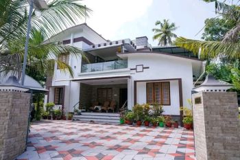 10 Cent House / Villa for Sale at Mallappally Budget - 9500000 Total
