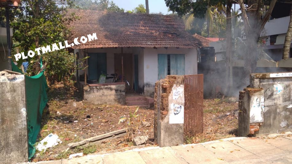 കുമ്പളങ്ങി ഭജനമഠം ബസ് സ്റ്റോപ്പിന് സമീപം മൂന്ന് സെന്റ് സ്ഥലവും പഴയ വീടും വിൽപ്പനയ്ക്ക്.